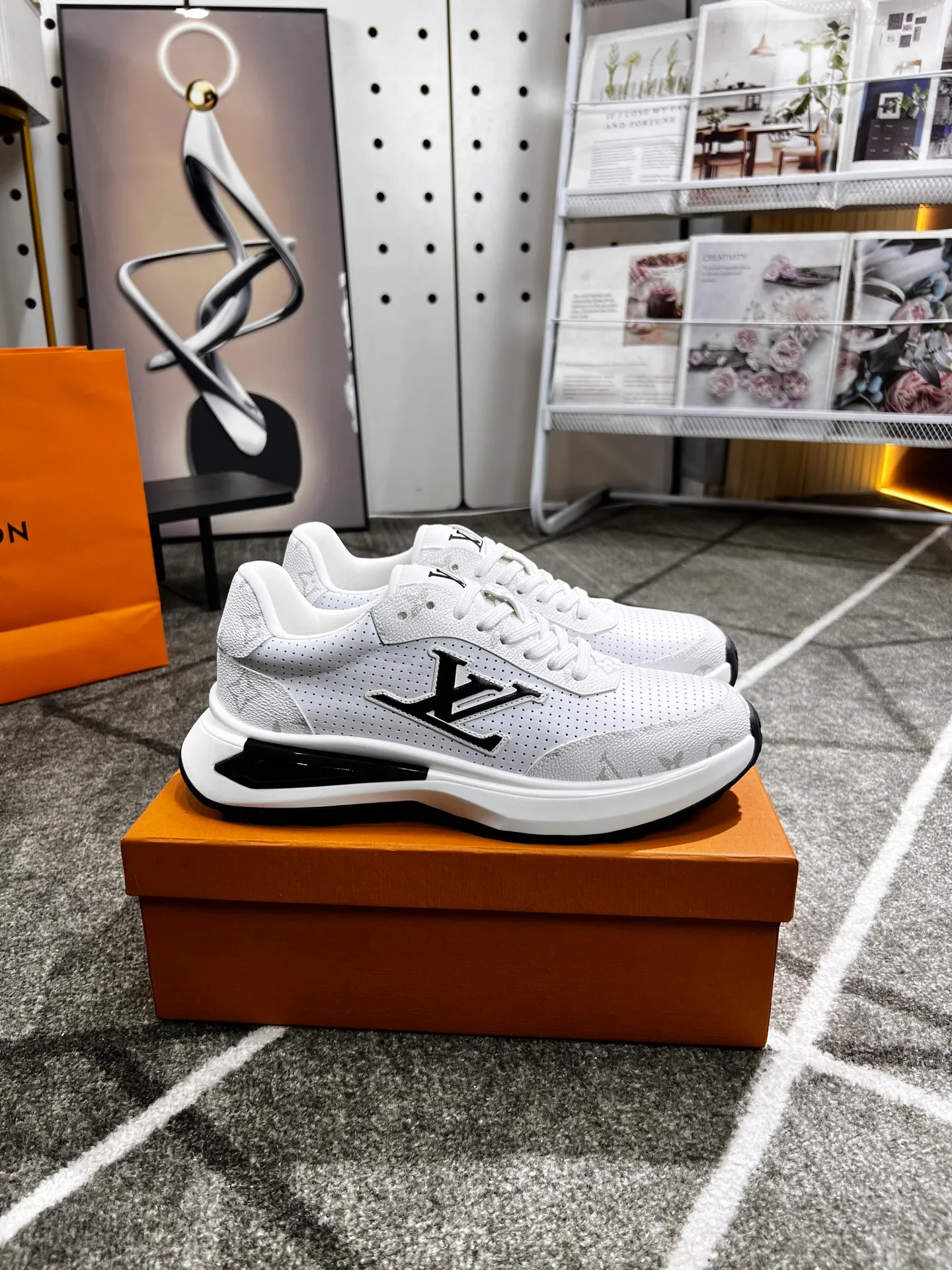 Factory price: 438 💰 LV new casual men's shoes 👉 👉 Fashionable and versatile, 💞 simple and elegant style, 🔊 made of imported cowhide, ☑️ breathable mesh lining, sheepskin feet, original wear-resistant rubber outsole, exclusive new style, actual shot, three colors available, code number: 38-44, (45 can be customized)